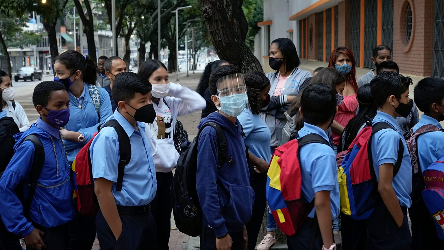 Estudiantes esperan en fila para entrar a la escuela pública Andrés Bello para su primer día de regreso a clases presenciales, 17/1/2022, Caracas, Venezuela