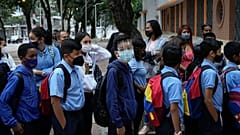 Estudiantes esperan en fila para entrar a la escuela pública Andrés Bello para su primer día de regreso a clases presenciales, 17/1/2022, Caracas, Venezuela
