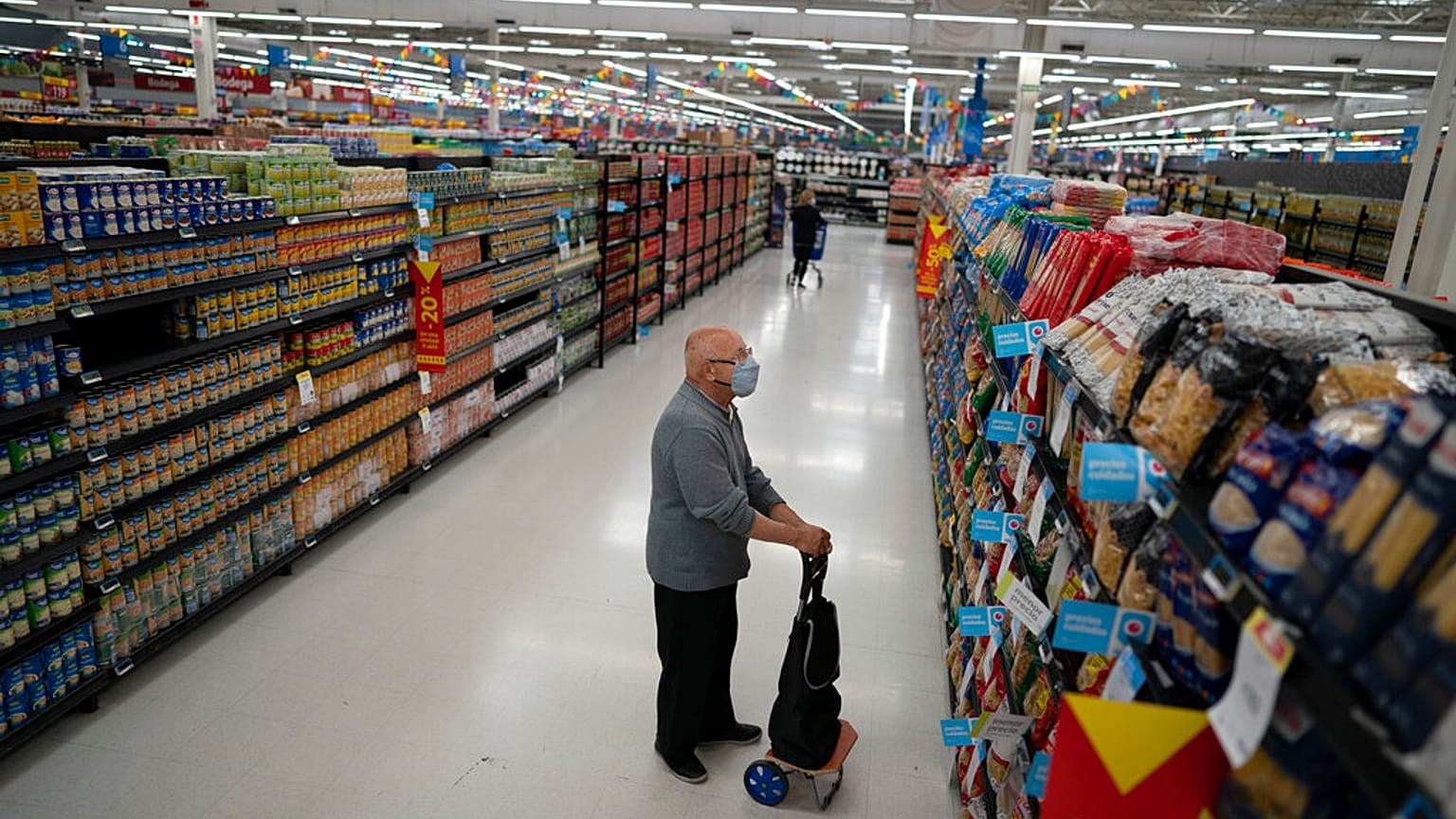 Un hombre mira los precios de los productos en un supermercado de Buenos Aires, Argentina
