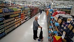 Un hombre compra en un supermercado en Buenos Aires, Argentina