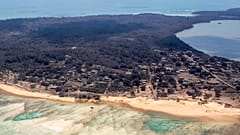 Vulkanasche bedeckt Dächer und Vegetation in einem Gebiet von Tonga, 17.01.2022