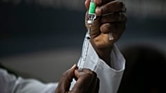عامل رعاية صحية يحضر جرعة من لقاح أسترازينيكا في ريو دي جانيرو، البرازيل. 2021/01/23