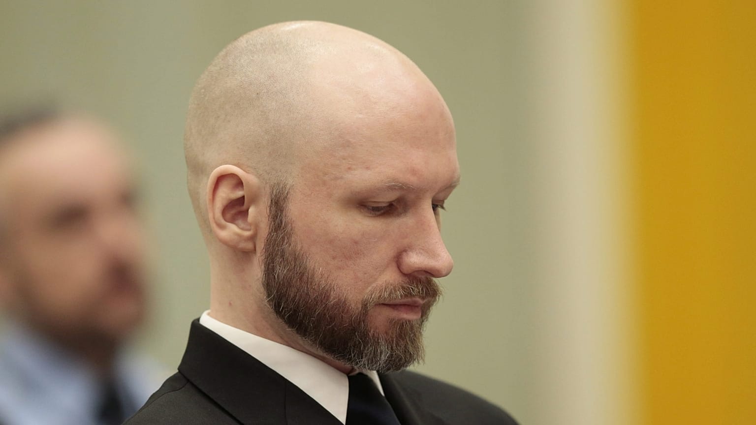 A21 éves börtönbüntetését töltő Breivik a skieni börtön bírósági tárgyalótermében 