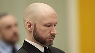A21 éves börtönbüntetését töltő Breivik a skieni börtön bírósági tárgyalótermében 