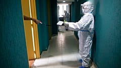 Un médico se sitúa a distancia para hacer pruebas a un paciente asintomático de COVID-19 en Caracas, Venezuela.