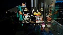 Un miembro del personal médico prepara las vacunas de Moderna para la COVID-19 