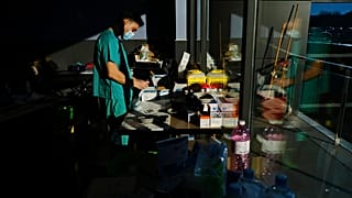 Un miembro del personal médico prepara las vacunas de Moderna para la COVID-19