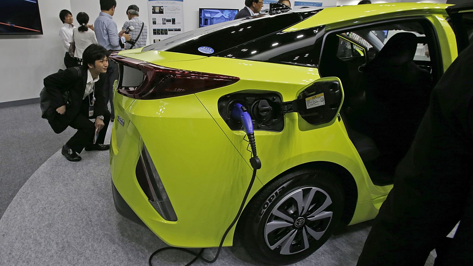 Archives : une Toyata hybride rechargeable photographiée lors du salon automobile de Tokyo, le 15 juin 2016