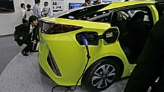 Archives : une Toyata hybride rechargeable photographiée lors du salon automobile de Tokyo, le 15 juin 2016