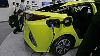 Archives : une Toyata hybride rechargeable photographiée lors du salon automobile de Tokyo, le 15 juin 2016