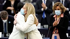Die neu gewählte Präsidentin des Europa-Parlaments Roberta Metsola nimmt Glückwünsche entgegen
