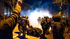 Die Polizei in Rostock wurde mit Böllern und Flaschen angegriffen