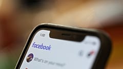 Facebook-alkalmazás mobiltelefonon: válogatott tartalom