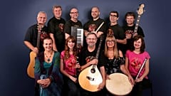 Unten links im Bild: Hanka Horká und ihre Musikgruppe Asonance.
