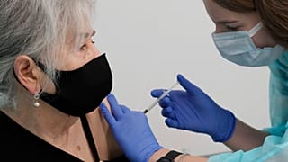 83 yaşındaki Varşova sakini Hanna Zientara, Polonya'nın başkenti Varşova'da COVID-19'a karşı aşı oluyor, 7 Aralık 2021