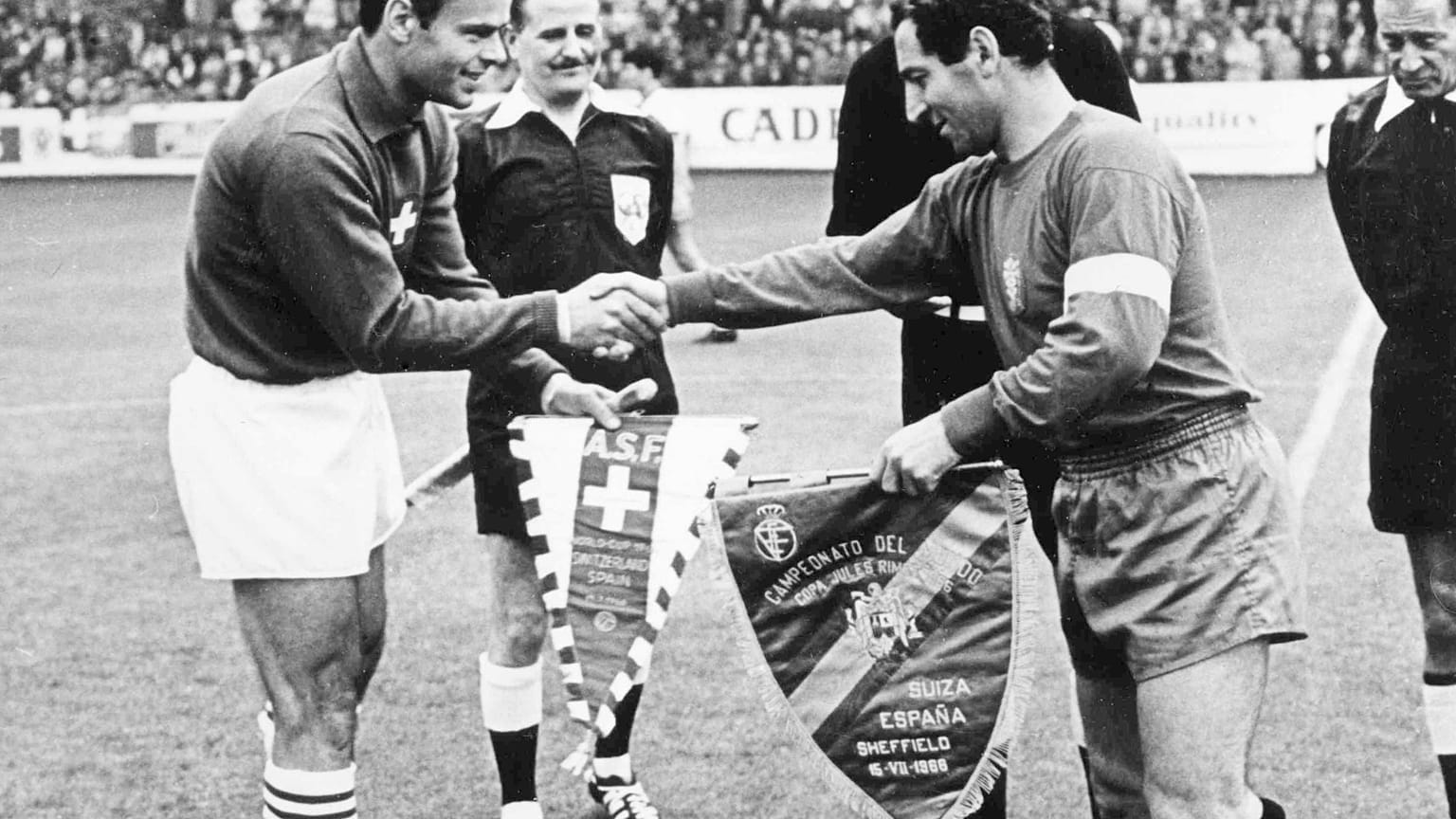 Paco Gento (rechts) mit dem Schweizer Kapitän Rene Brodmann 1966 bei der WM in England