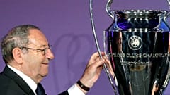 "Paco" Gento ao lado da "orelhuda" que venceu por seis ocasiões