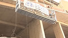 سقوط مصعد رافعة من مبنى بمدينة وهران في الجزائر.