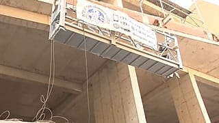 سقوط مصعد رافعة من مبنى بمدينة وهران في الجزائر.