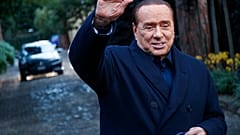 El ex primer ministro italiano Silvio Berlusconi saluda a los medios de comunicación tras una reunión con dirigentes de centro-derecha en Roma en diciembre de 2021