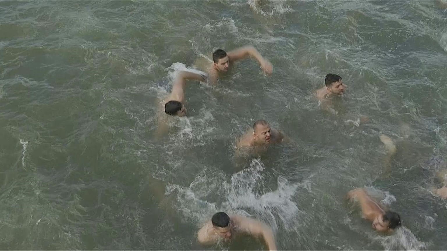Sérvios ortodoxos atiram-se à agua gelada para celebrar Epifania