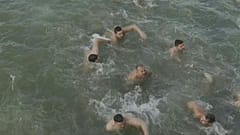 Sérvios ortodoxos atiram-se à agua gelada para celebrar Epifania