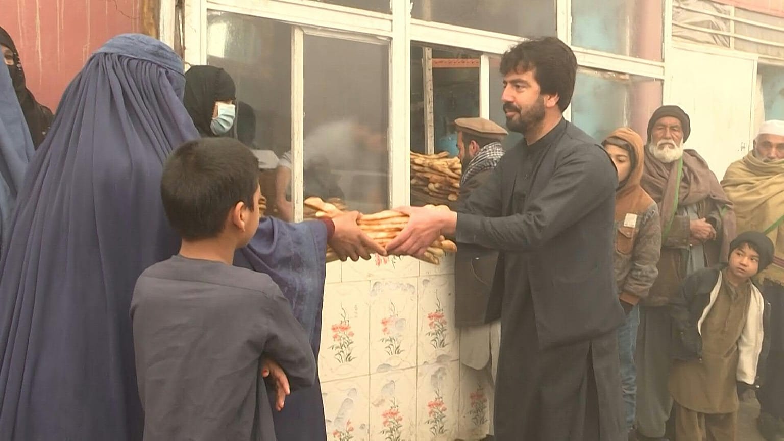 Desperate Afghans queue for free bread
