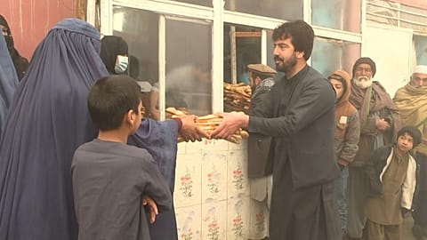 Desperate Afghans queue for free bread