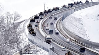 Orosz páncélozott járművek konvoja halad egy autópályán a Krímben, 2022. január 18-án