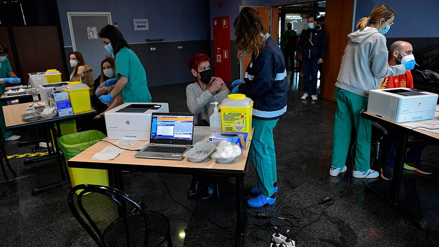 Covid-19 : le variant Omicron toujours aussi virulent en Europe 