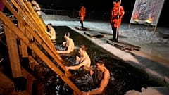 За верующими внимательно наблюдают врачи и спасатели