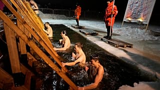 За верующими внимательно наблюдают врачи и спасатели