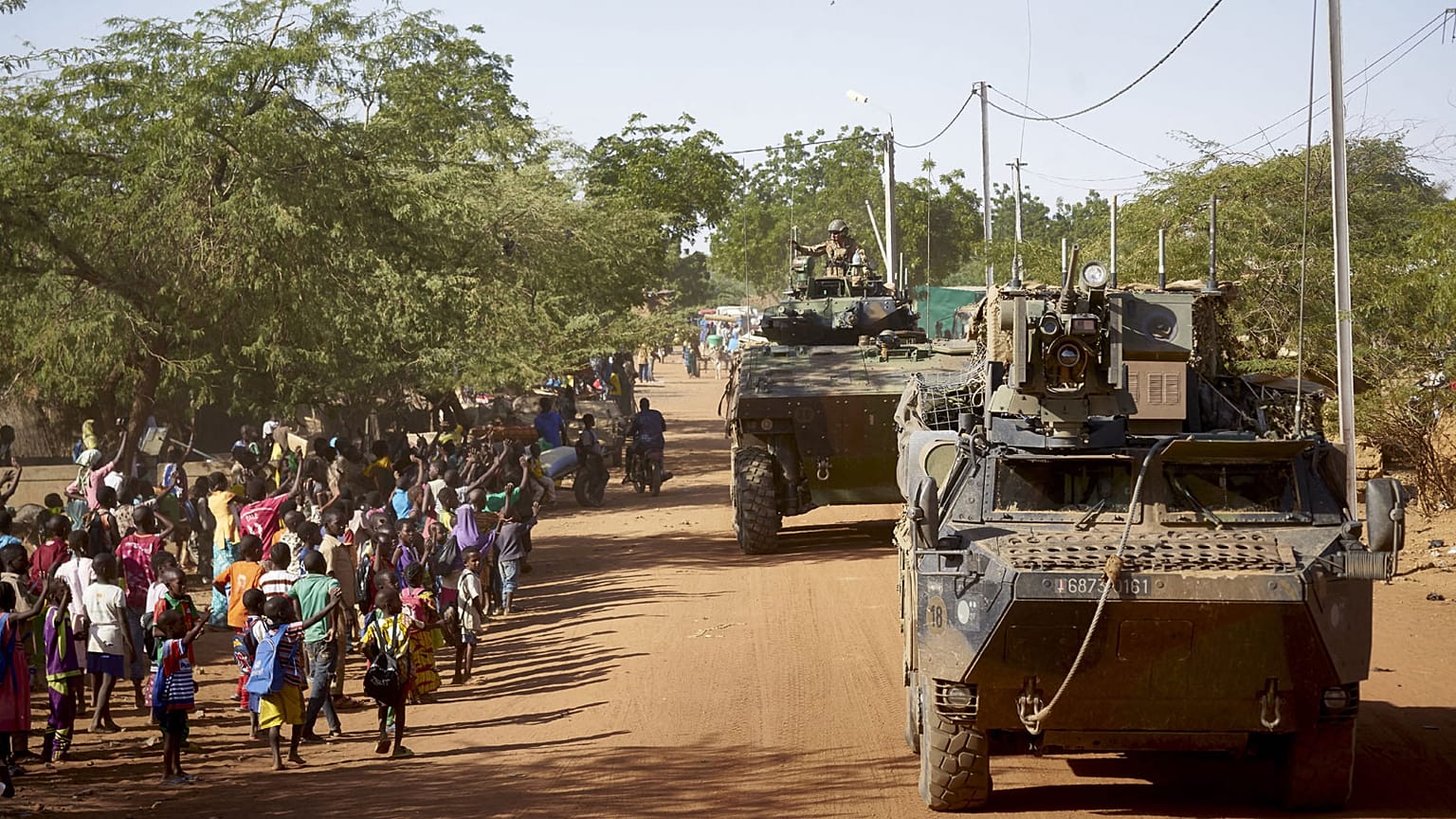 Archives : militaires français de la force Barkhane patrouillant dans le village de Gorom Gorom dans le nord du Burkina Faso, le 14 novembre 2019
