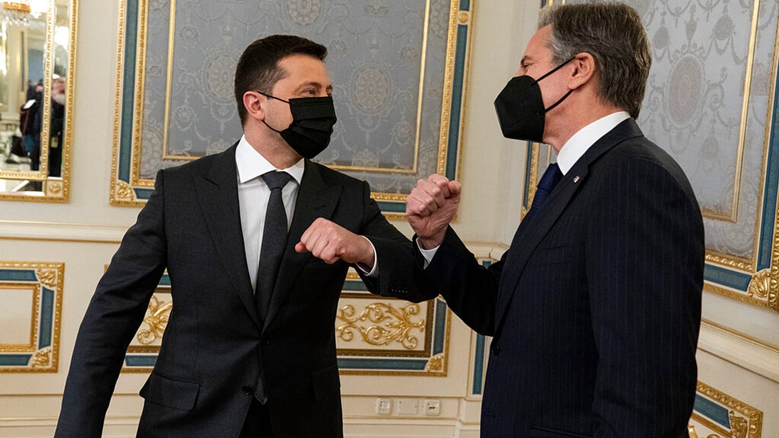 El secretario de Estado de EEUU, Antony Blinken saluda al presidente ucraniano, Volodímir Zelensky