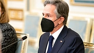 O secretário de Estado dos EUA participa numa reunião com o presidente ucraniano
