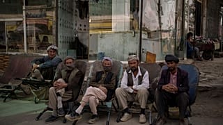 مردم افغانستان با یک زمستان سخت و بحران اقتصادی دست و پنجه نرم میکنند.