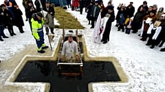 No Comment | Plongeon dans l'eau glacée pour l'épiphanie orthodoxe 