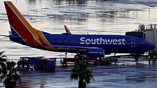 Woman sues Southwest, says airline ejected her for removing mask to drink water