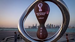 أطفال بالقرب من ساعة العد العكسي الرسمية لمونديال قطر 2022 في الدوحة 
