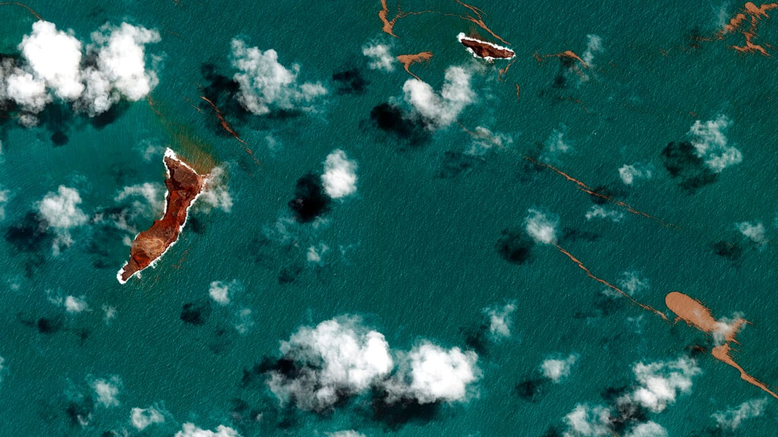 Blick auf den Vulkan Hunga Ha'apai in Tonga, nach einem gewaltigen unterseeischen Vulkanausbruch, 18.01.2022 