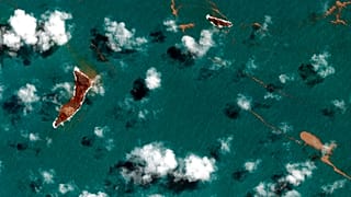 Blick auf den Vulkan Hunga Ha'apai in Tonga, nach einem gewaltigen unterseeischen Vulkanausbruch, 18.01.2022 