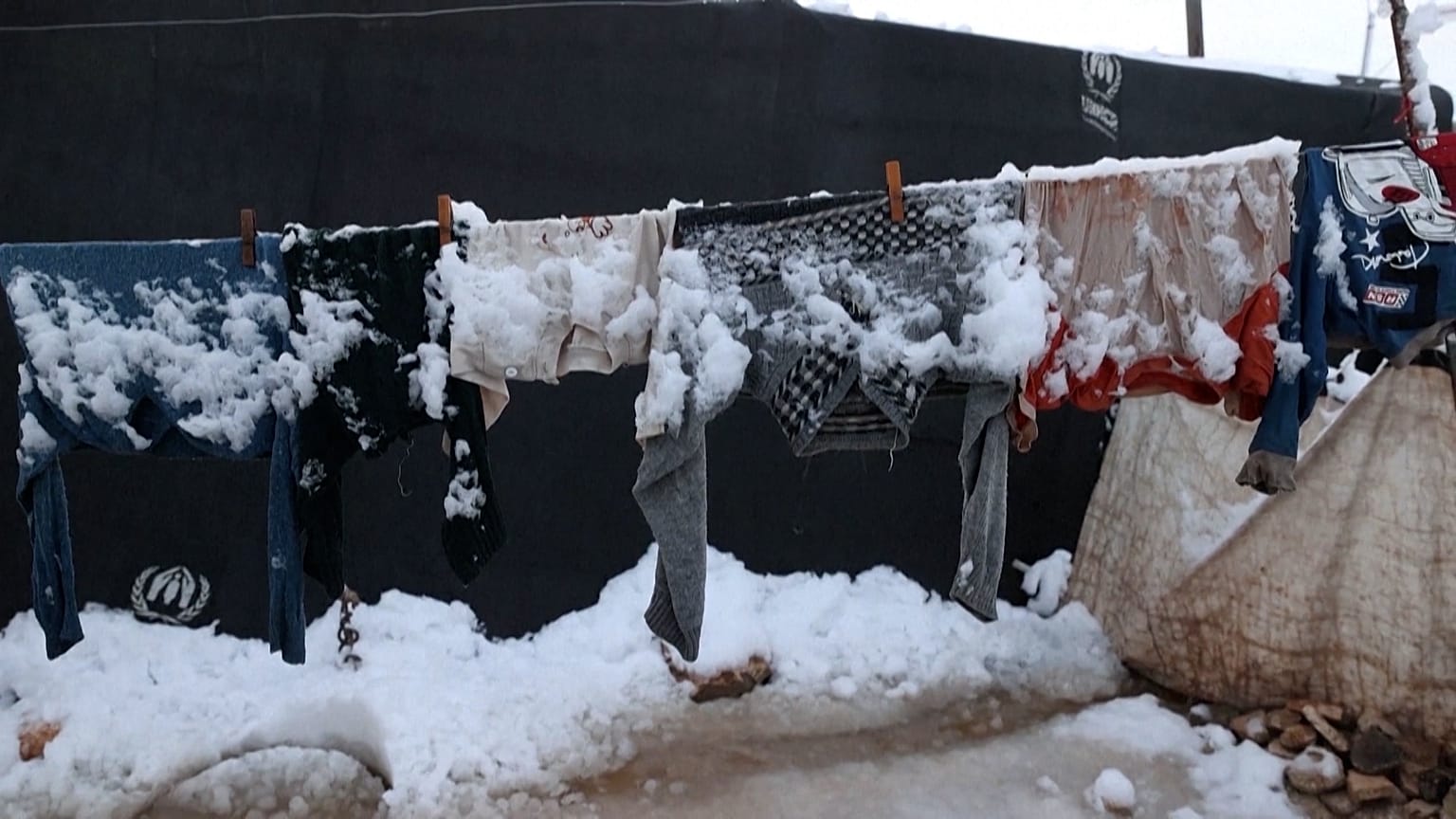 Suriye'de kar fırtınası Afrin'de yerlerinden edilmiş insanların kaldığı kampı vurdu