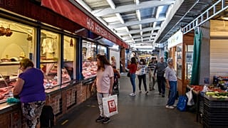 Vásárlók a Bosnyák téri vásárcsarnokban egy szombati napon, 2021. szeptember 4-én