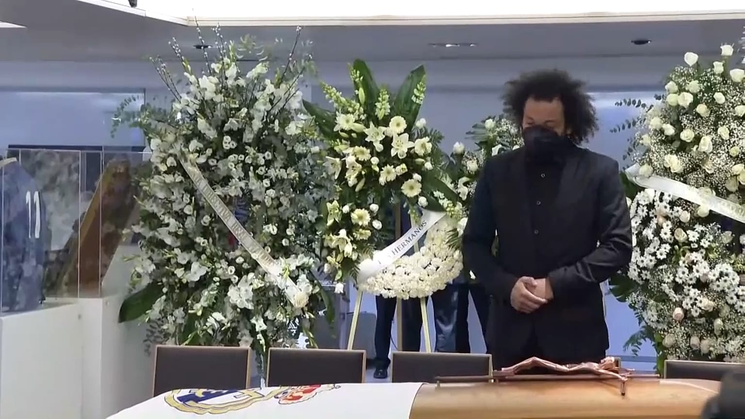 Marcelo da su último adiós a Paco Gento en el Santiago Bernabéu