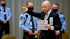 77 kişiyi öldüren Anders Behring Breivik, mahkeme salonunda nazi selamı vererek "Beyaz uluslarımıza karşı soykırımınızı durdurun" yazısı taşıdı