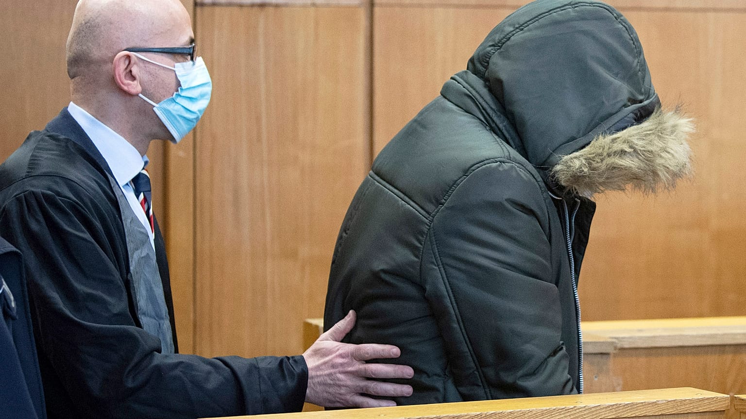 The suspect is led into the security room of the Higher Regional Court in Frankfurt.