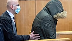 The suspect is led into the security room of the Higher Regional Court in Frankfurt.