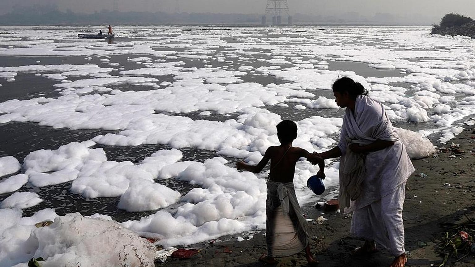 Schaum aus einer Fabrikanlage auf dem Yamuna-Fluss in Neu-Delhi
