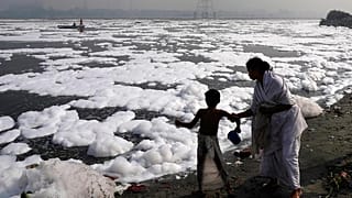 Schaum aus einer Fabrikanlage auf dem Yamuna-Fluss in Neu-Delhi