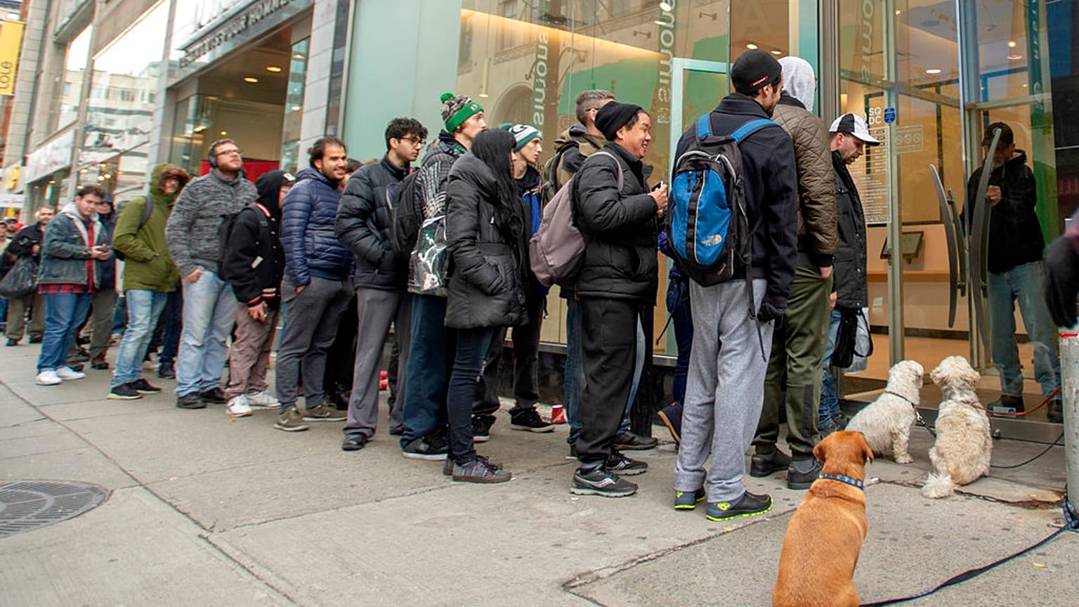 Várakozó vásárlók egy montreali kannabiszbolt bejáratánál - Quebec, Kanada, 2018